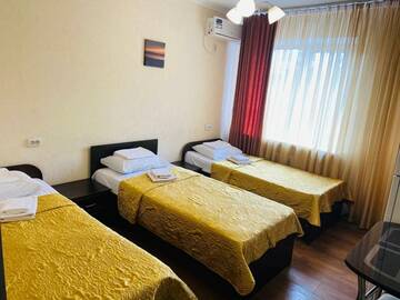 Номер стандарт семейный с 3 односпальными кроватями в Гостинице Каштан